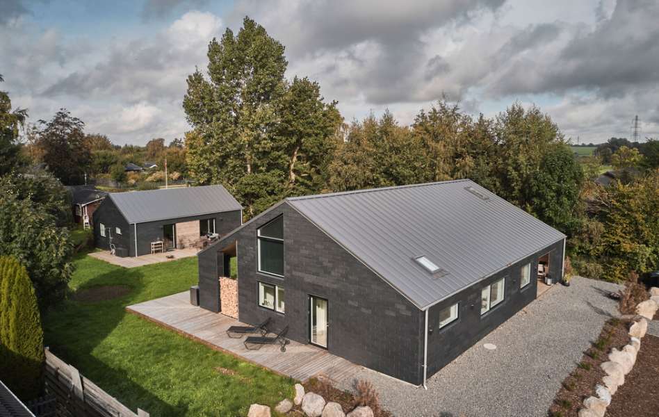 Schiefer, Holz und Stahlprofile in eleganter Symmetrie, Mågevej 11, 4040 Jyllinge, Dänemark